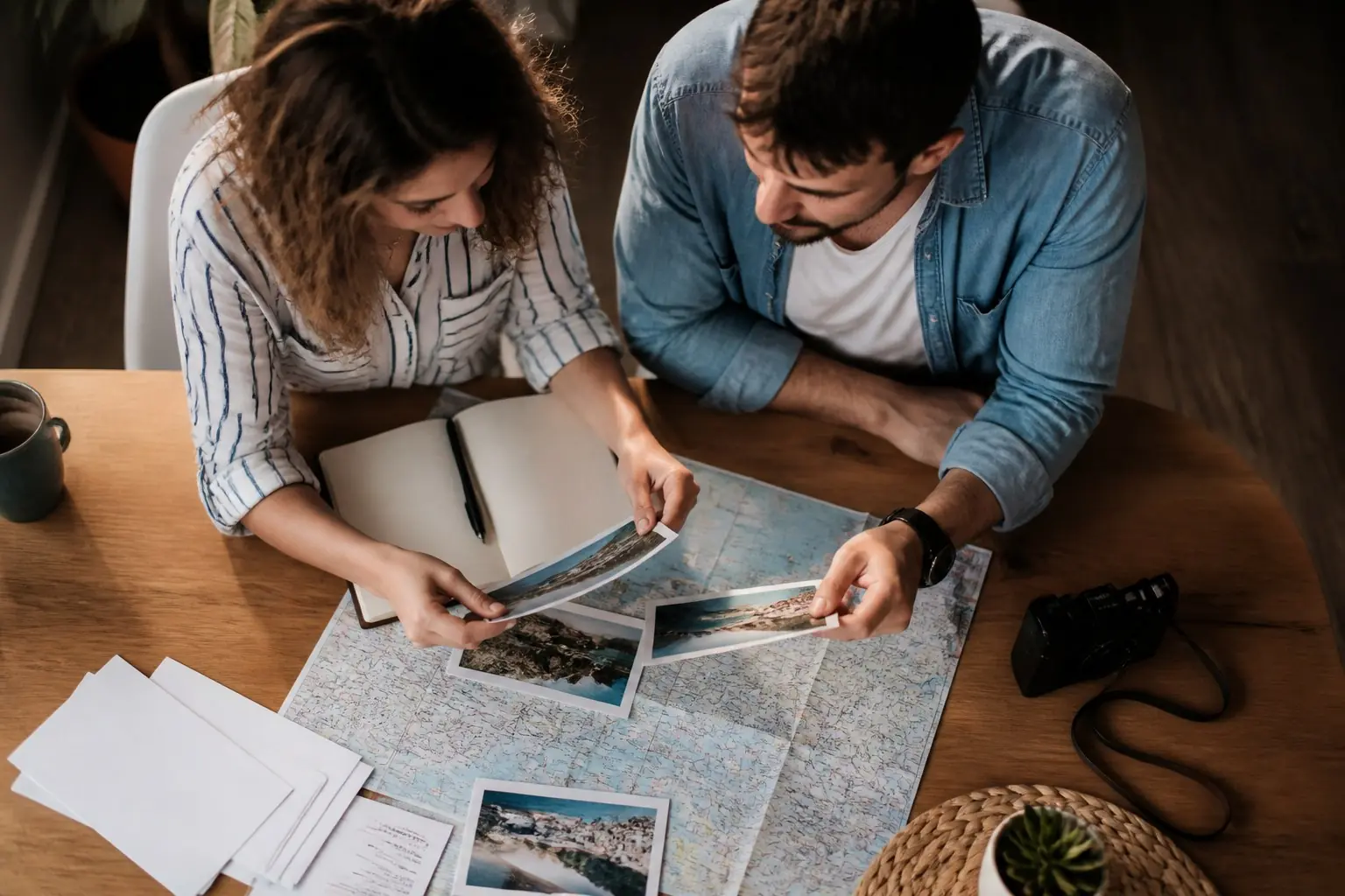 Couple comparant des options de voyage