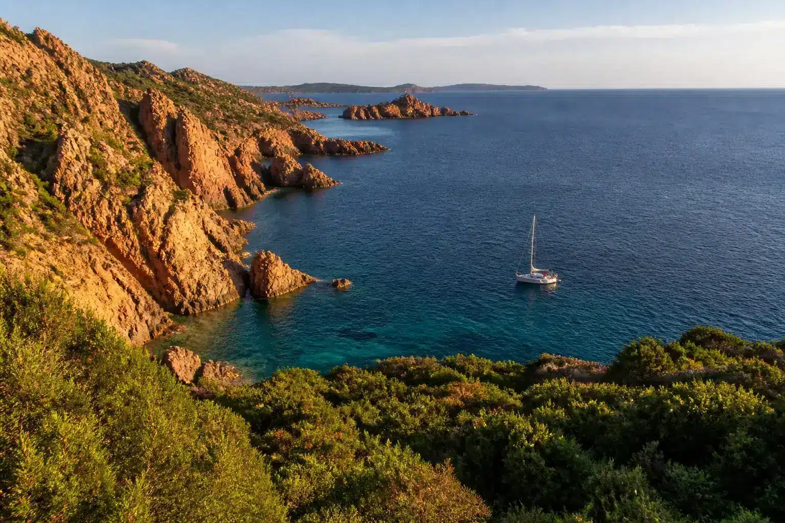 Crique méditerranéenne et maquis sur la côte corse