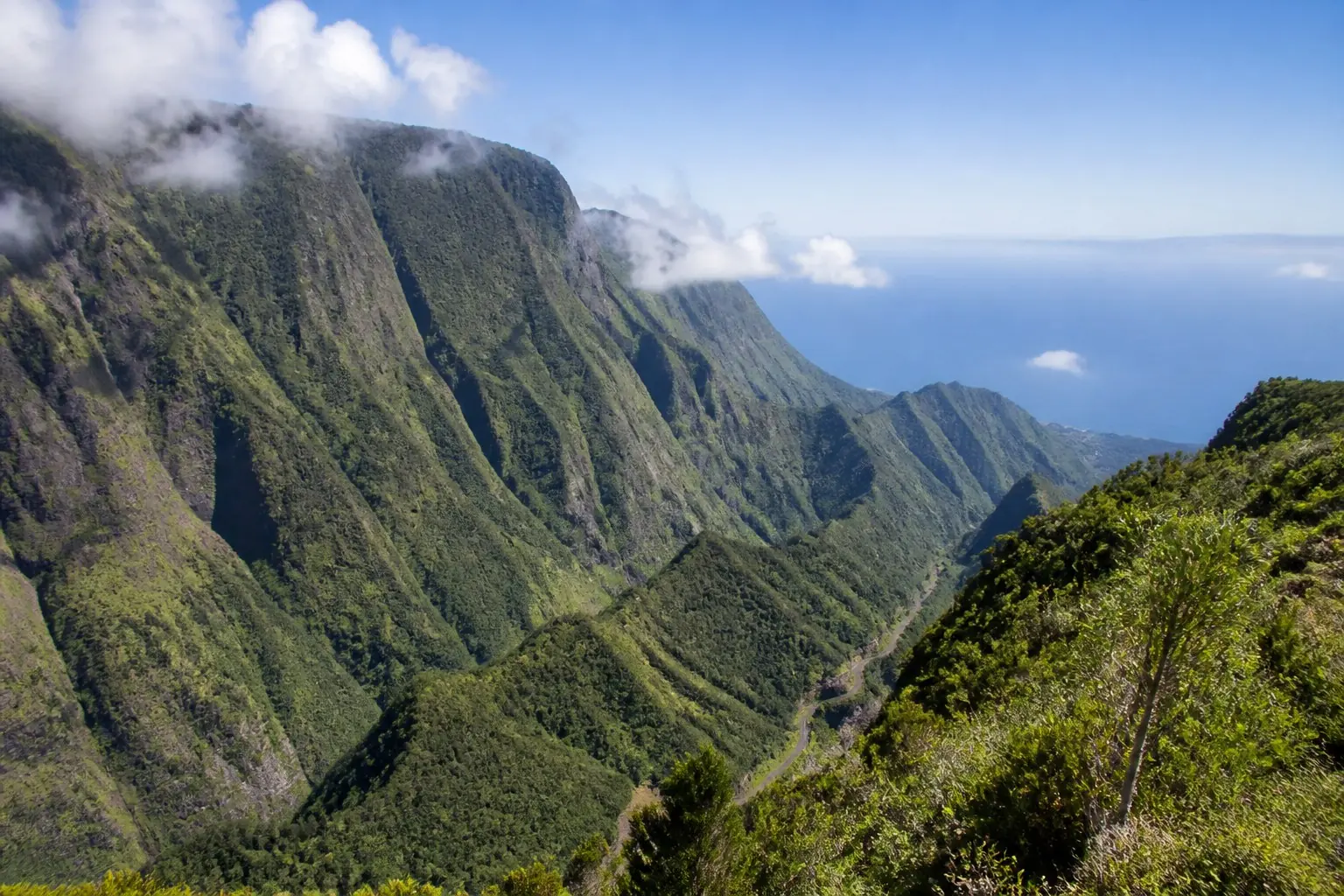 Cirque volcanique et reliefs verdoyants à La Réunion