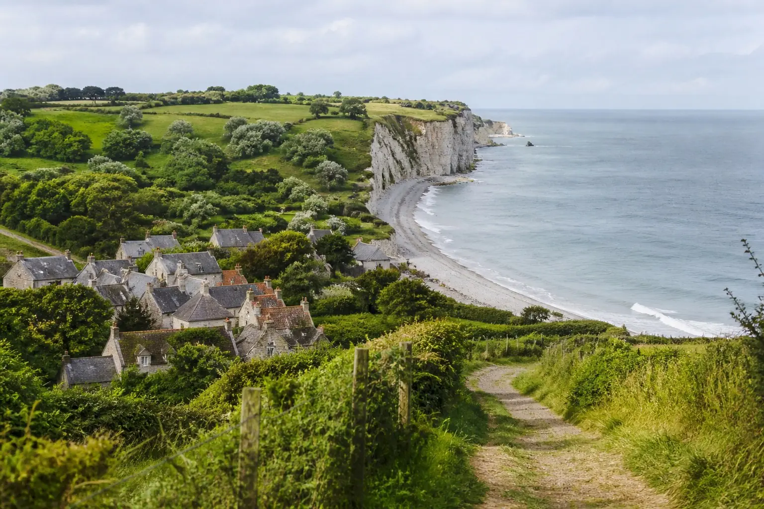 Village, bocage et falaises sur le littoral normand