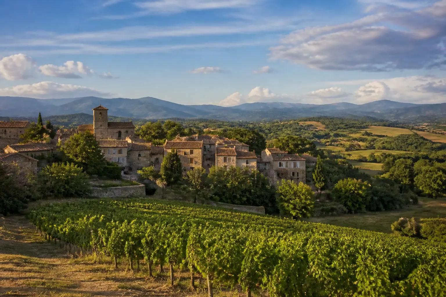 Village de pierre, vignobles et contreforts pyrénéens en Occitanie